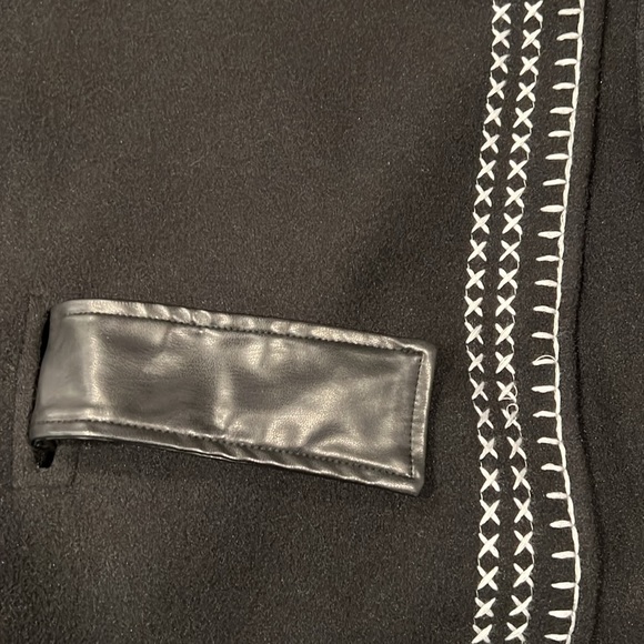 EMBROIDERED BELTED PONCHO CAPE - Picture 7 of 7